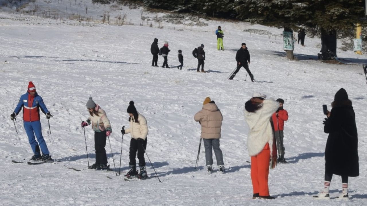 Kar sürprizi yaşanmıştı...Yarı yıl tatiliyle Uludağ'da pistler doldu