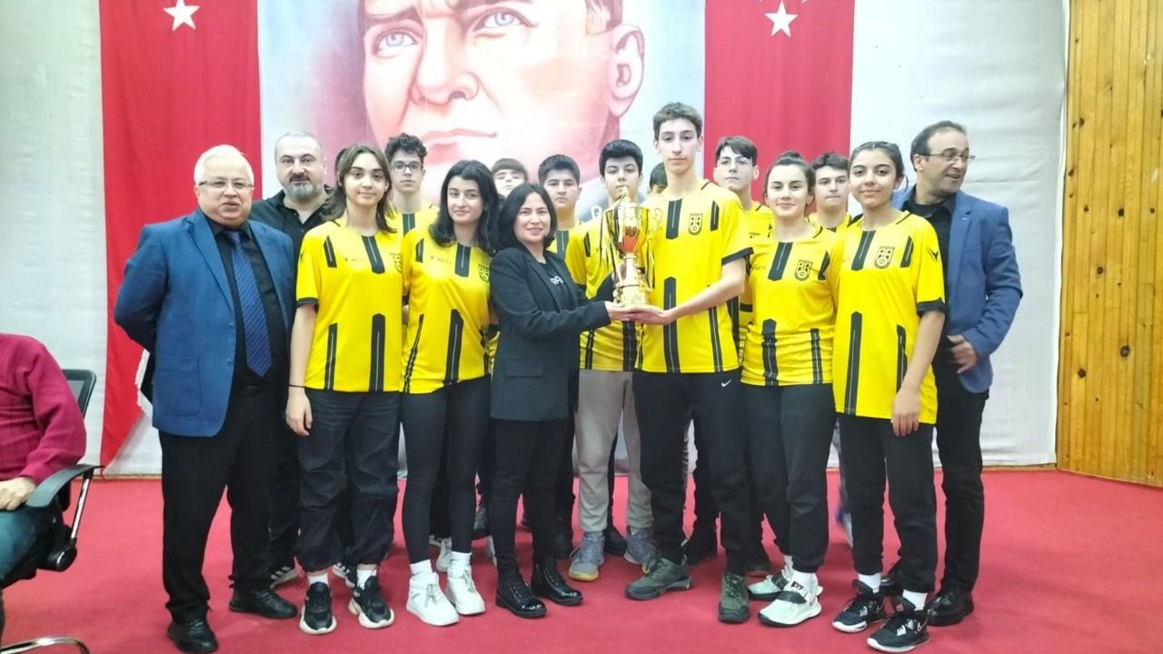 Şampiyon Ahmet Akkoç kupasına kavuştu