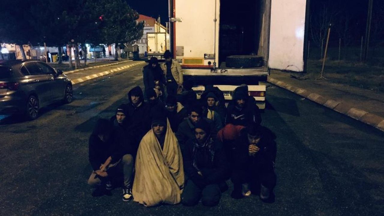 Dorsenin gizli bölmesinde saklanan 24 göçmen yakalandı