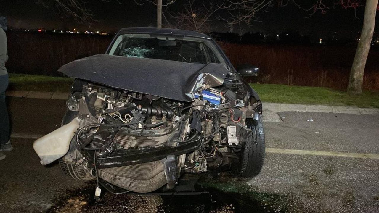Kayganlaşan yolda otomobil ağaca çarpıp 10 metre sürüklendi: 1 yaralı