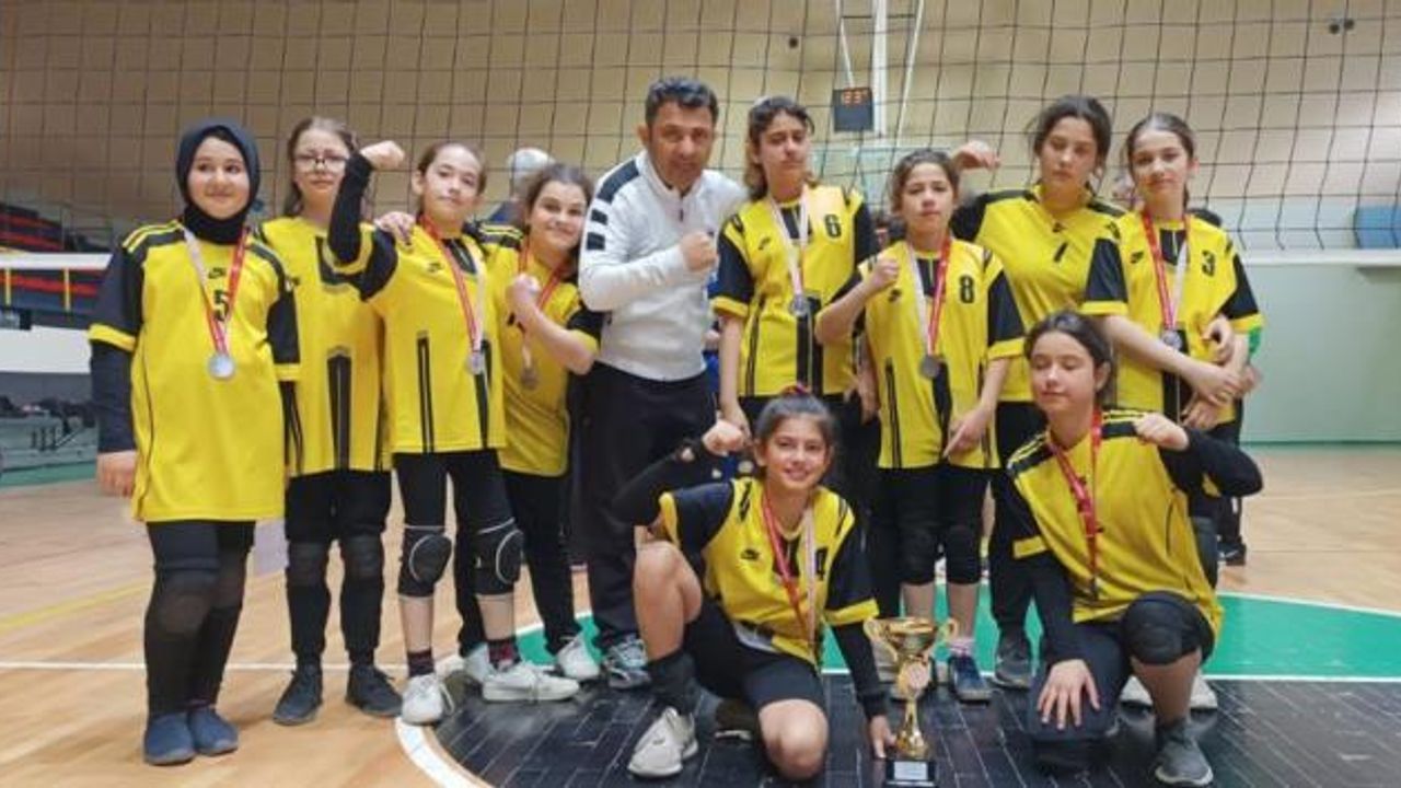 Atatürk Ortaokulu kız voleybol takımı il ikincisi