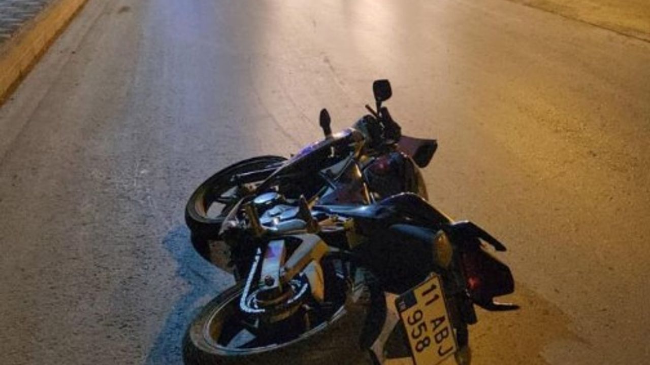 Yayaya çarpıp devrilen motosikletin sürücüsü öldü
