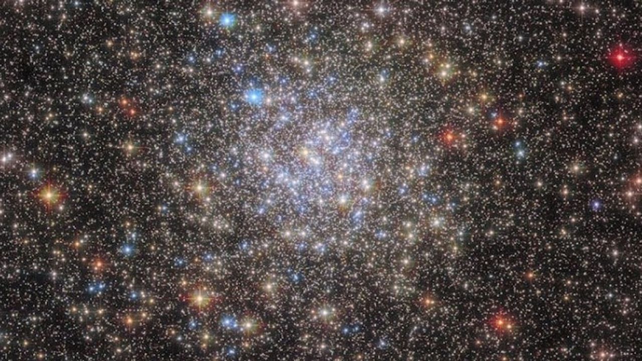 Hubble, yıldızlarla dolu bir kümeyi görüntüledi