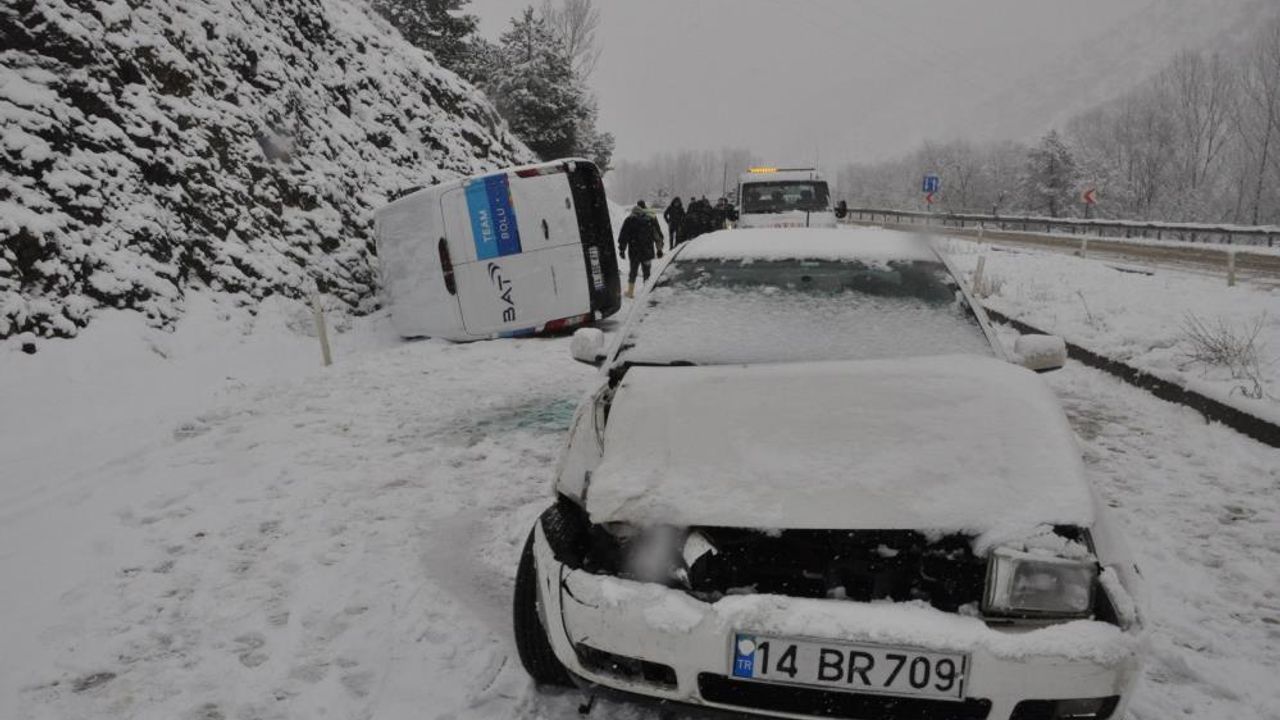 Bolu'da kar sebebiyle 3 araç zincirleme kazaya karıştı