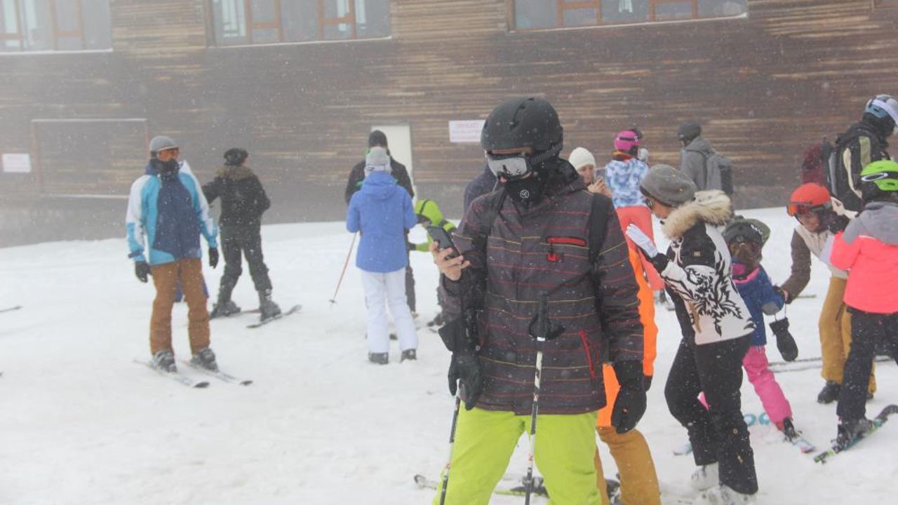 Kartalkaya'da tatilciler kar yağışı eşliğinde kayak yaptı