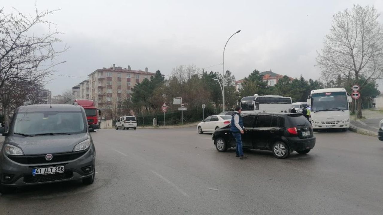 Gebze'de otomobil ile hafif ticari araç çarpıştı: 1 yaralı