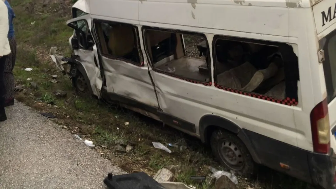 İşçileri taşıyan minibüs kazaya karıştı: 2 ölü, 19 yaralı
