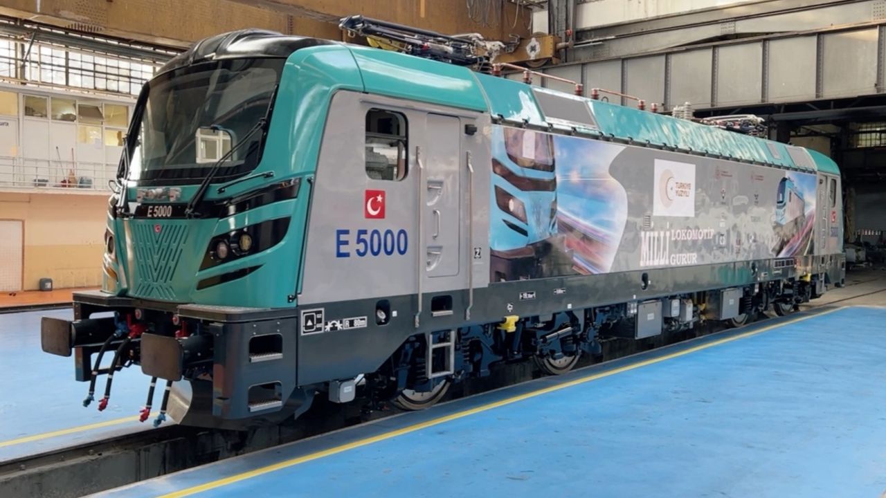 İlk yerli ve milli elektrikli anahat lokomotifi E5000 raylara iniyor