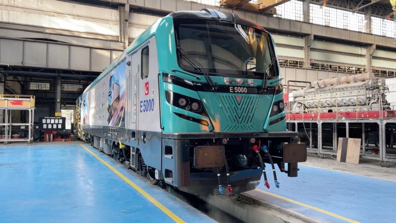 İlk yerli ve milli elektrikli lokomotif E5000 raylara iniyor