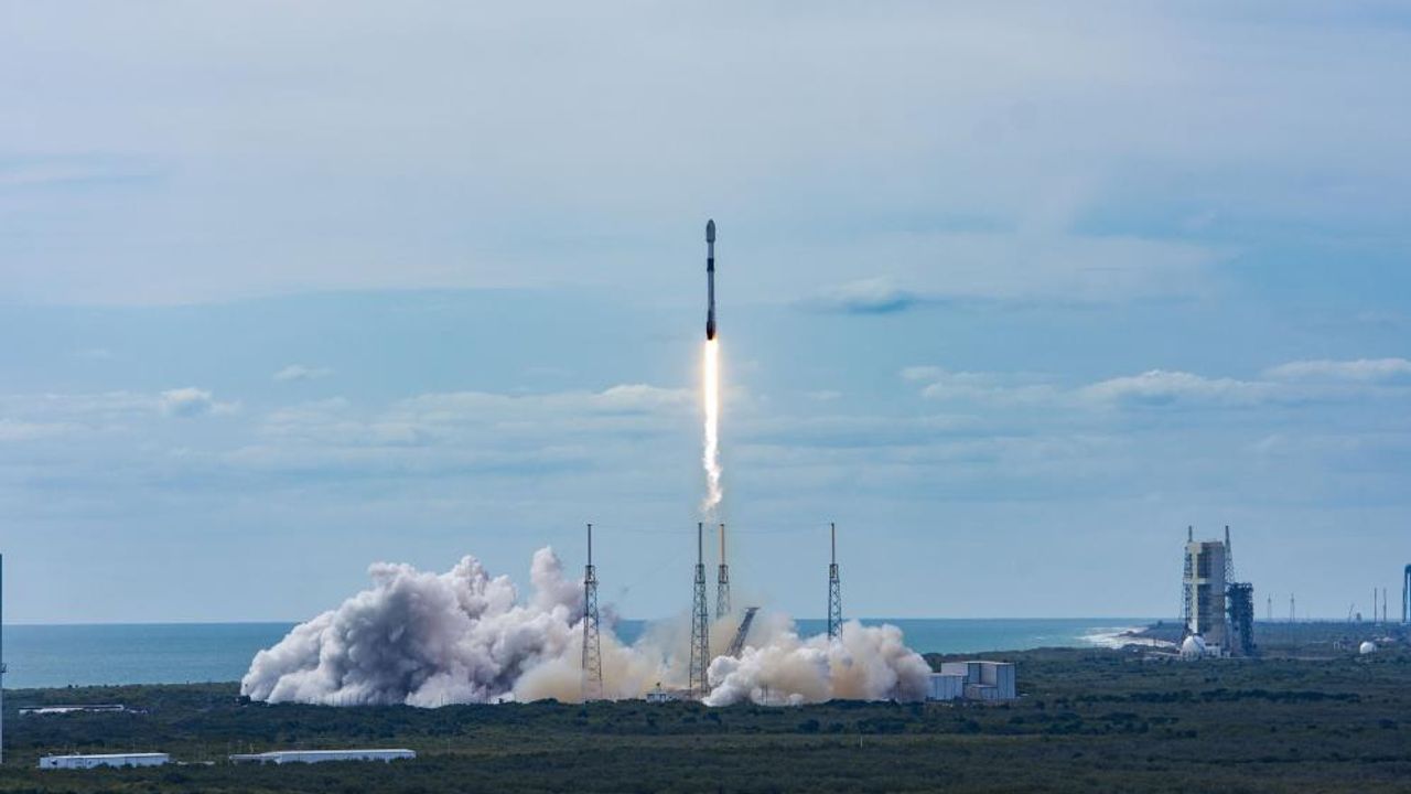 SpaceX, uzaya 21 adet 2’nci nesil Starlink uydusu fırlattı