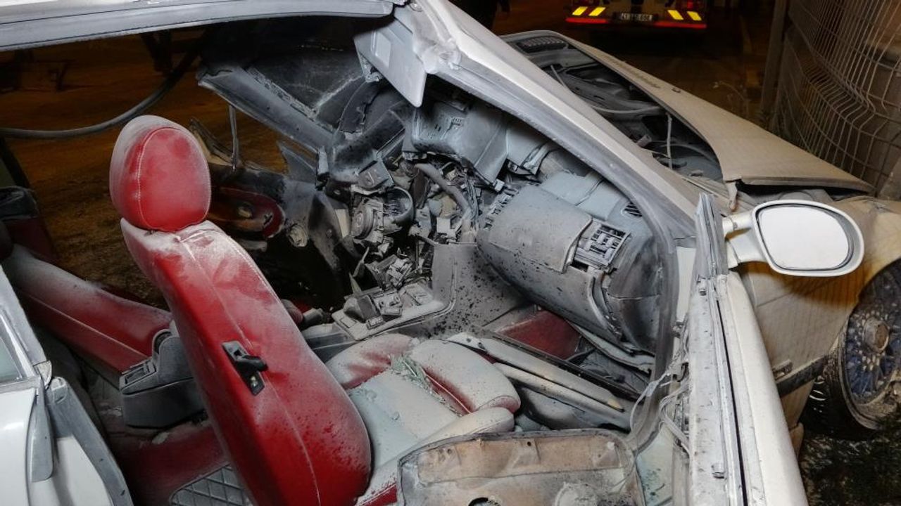 Alev alev yanan otomobilin sürücüsü hayatını kaybetti