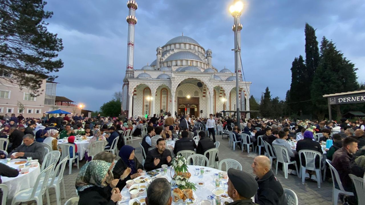 Dernekkırı Sultan Abdülhamid Han Camiinde 3 bin kişilik iftar