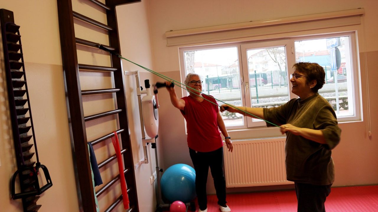 Sakaryalı yaşlılar yoga ve pilatesle gençleşiyor