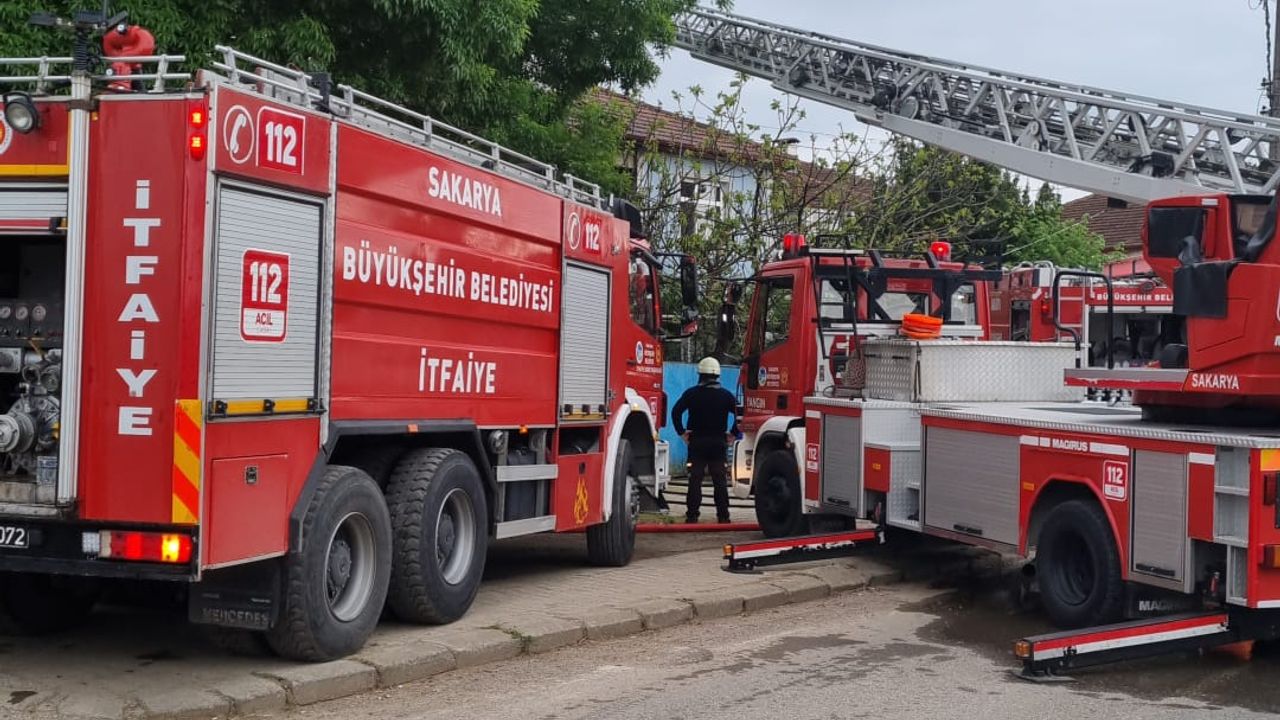 Serdivan'da 2 katlı evde yangın paniği