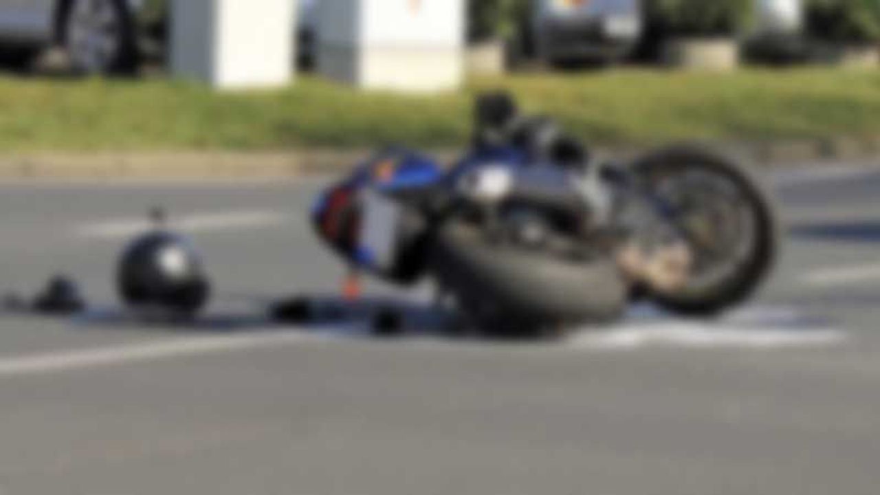 Kontrolde çıkan motosiklet devrilirken, 1 kişi yaralandı