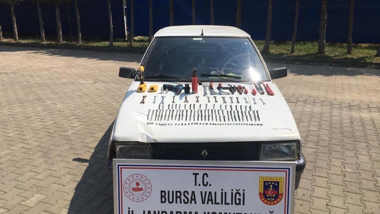 Bursa'da trafik levhalarını çalan hırsızlar tutuklandı