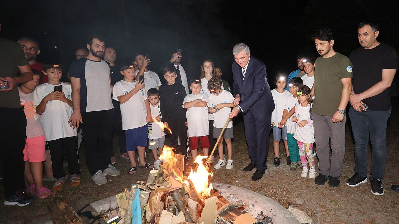 Başkan Yüce kamp ateşini çocuklarla birlikte yaktı