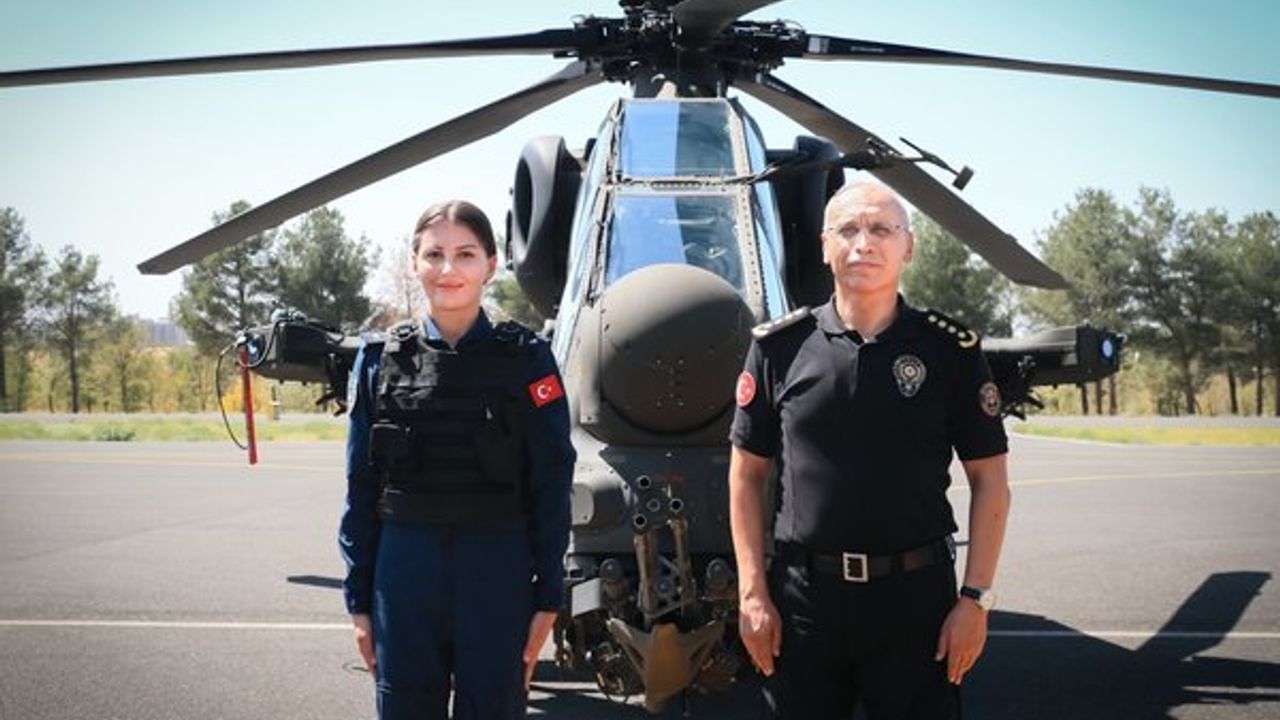 Türkiye'nin ilk kadın taarruz helikopter pilotu ATAK ile uçuş yaptı, Fatih Kaya da eşlik etti