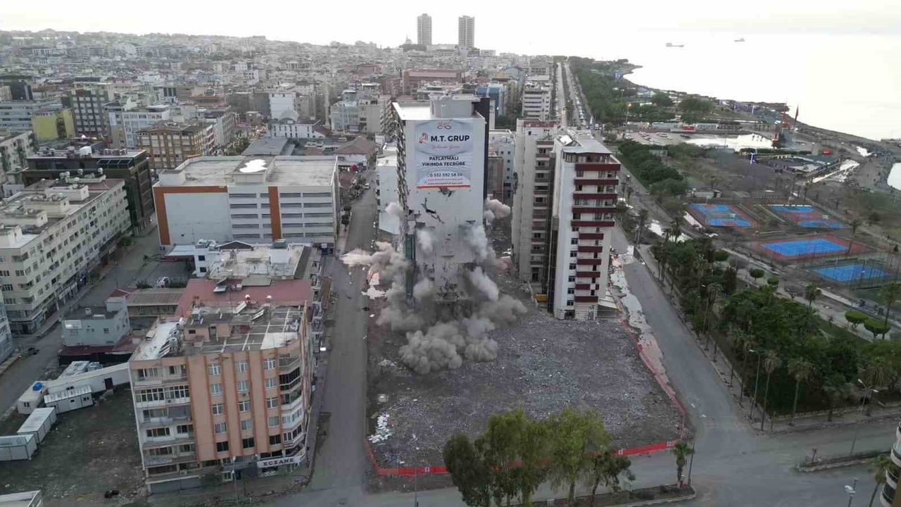Sakaryalı firma, deprem bölgesindeki 13 katlı binayı patlatma yöntemiyle yıktı