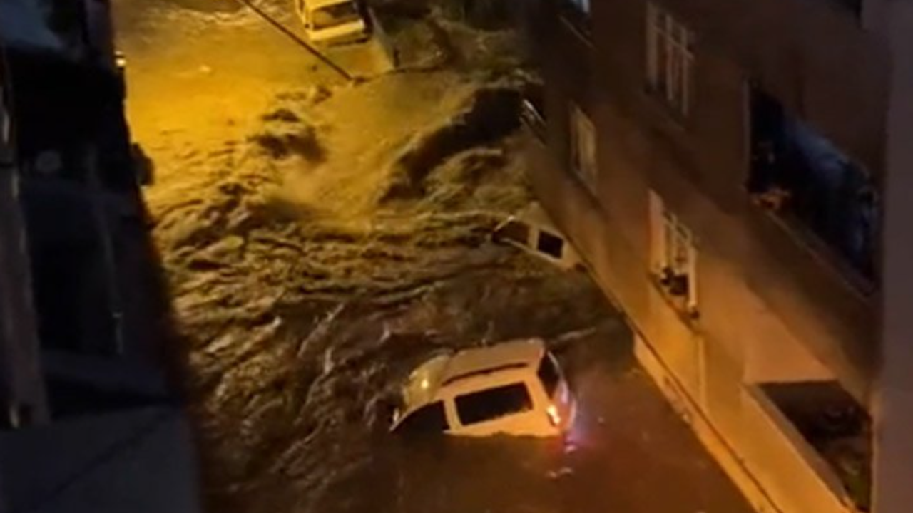 İstanbul'da sel; Bir kişi hayatını kaybetti
