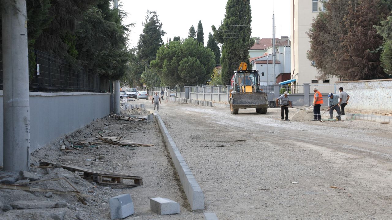 Akyazı'daki merkez mahallelerde alt ve üst yapı çalışmaları devam ediyor