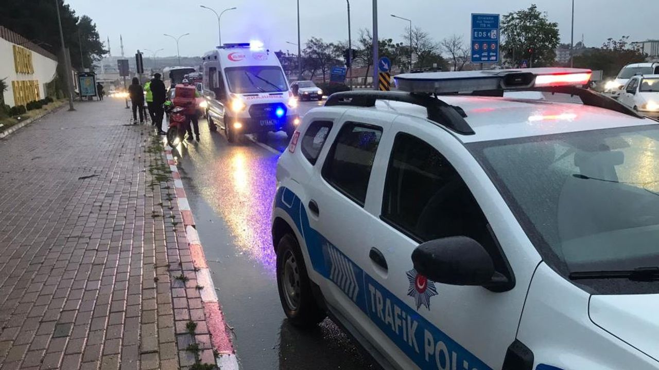 Bilecik'te motosiklet yayaya çarparken, kazada 2 kişi yaralandı