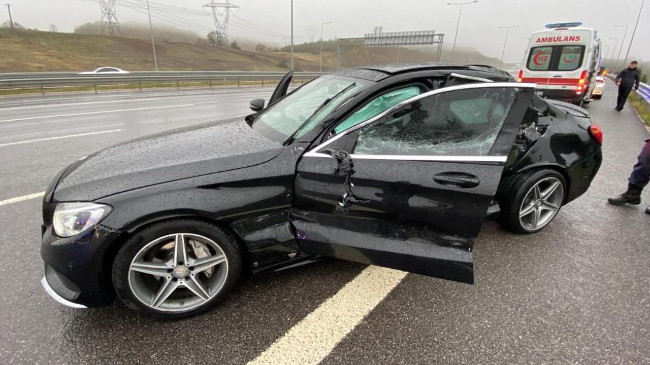 Kuzey Marmara Otoyolu'nda lüks otomobil tıra çarptı: 2'si ağır 3 yaralı