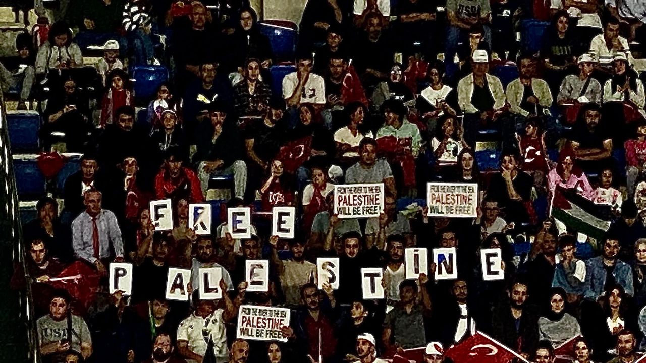 Türkiye-İtalya maçında 'Kahrolsun İsrail' sloganları