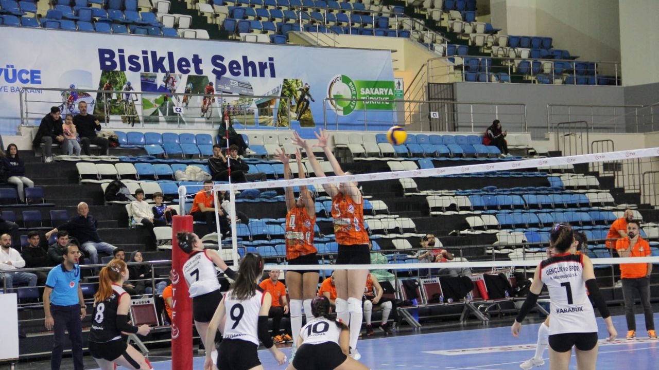 Sakarya Voleybol, evinde Karabük Gençlik Spor'u mağlup etti