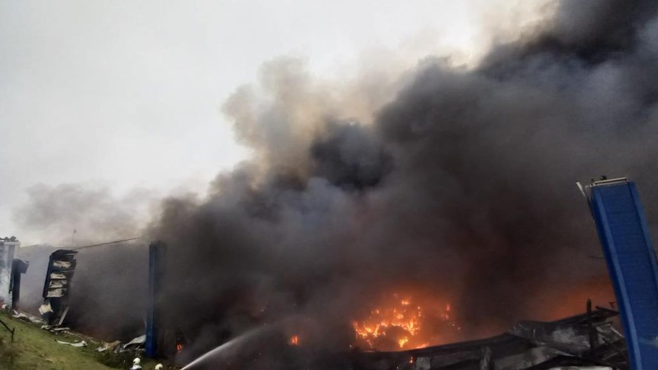 Kocaeli'de lojistik deposunda çıkan yangına 47 araç 130 personelle müdahale sürüyor