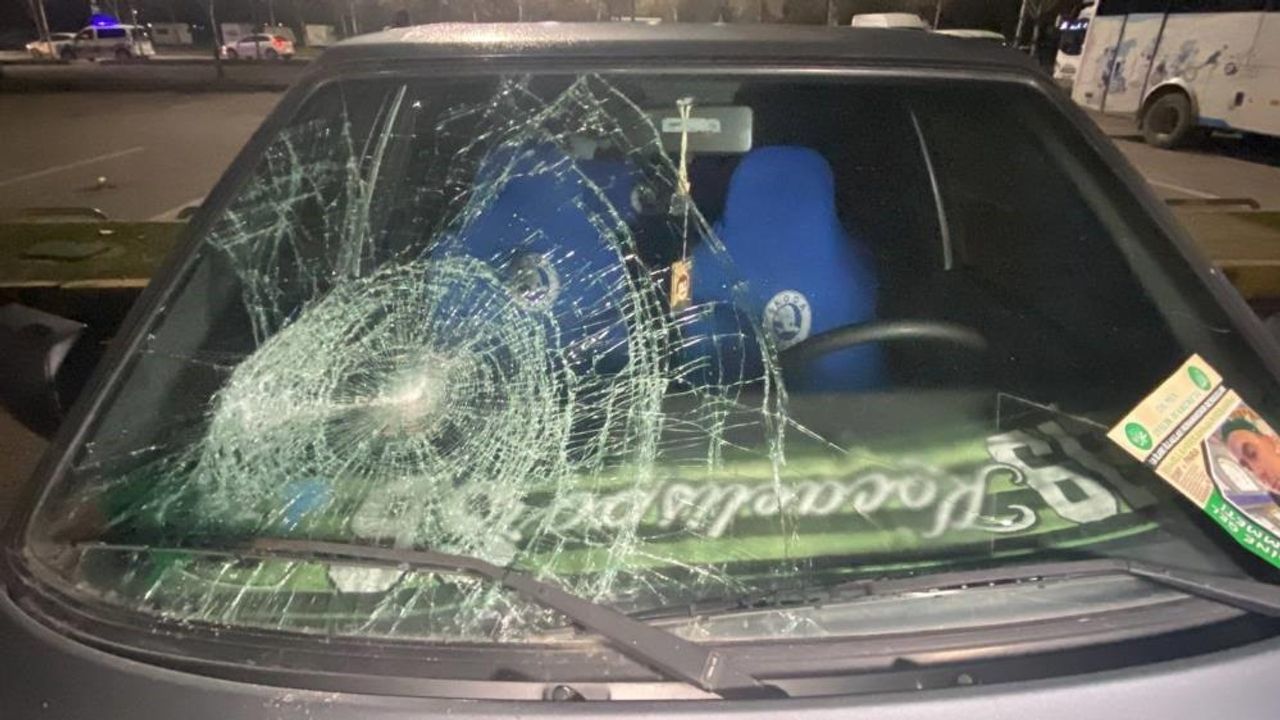 Ağabeyine kızıp, 35 aracın camını kıran şüpheli tutuklandı
