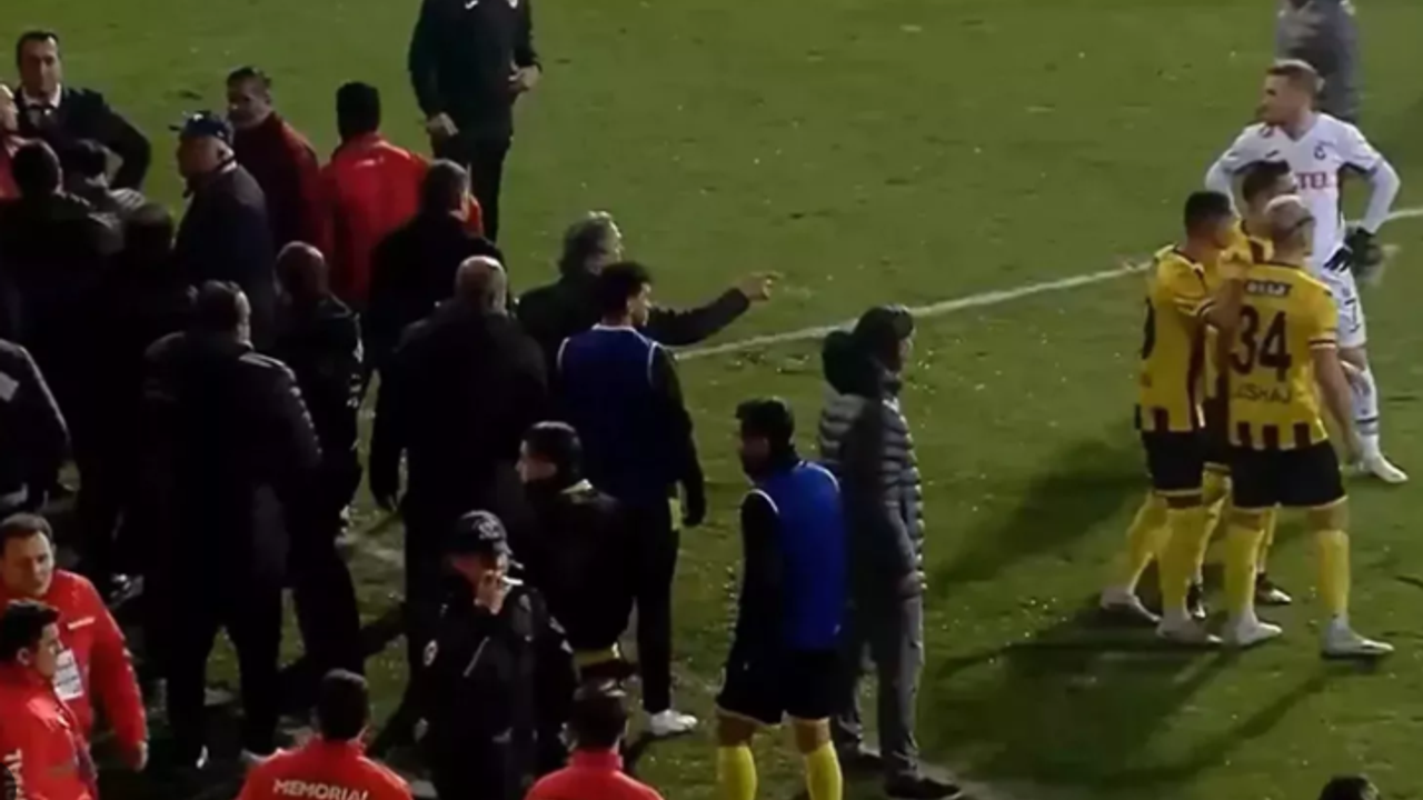 İstanbulspor - Trabzonspor maçında görülmemiş olay! Başkan takımı sahadan çekti