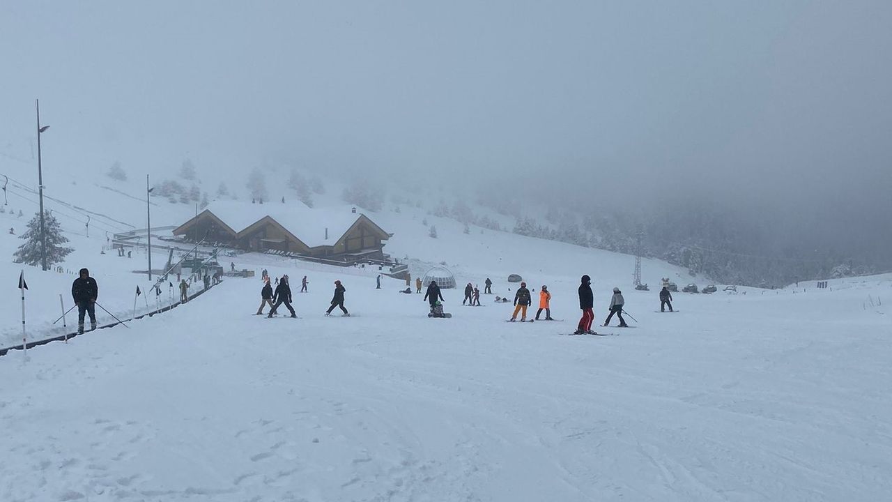 Kartalkaya'da kar kalınlığı 1 metreye ulaştı