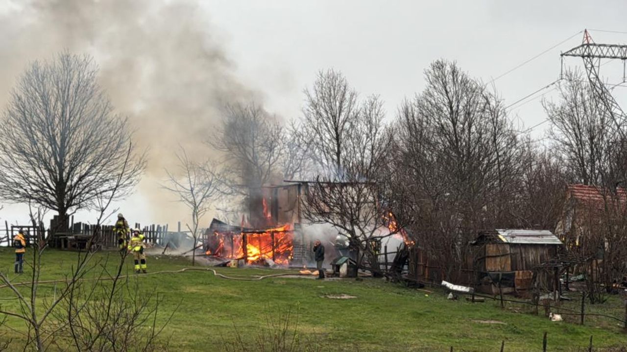 İki katlı ev alev alev yandı: Ekipler olay yerine koşarak geldi