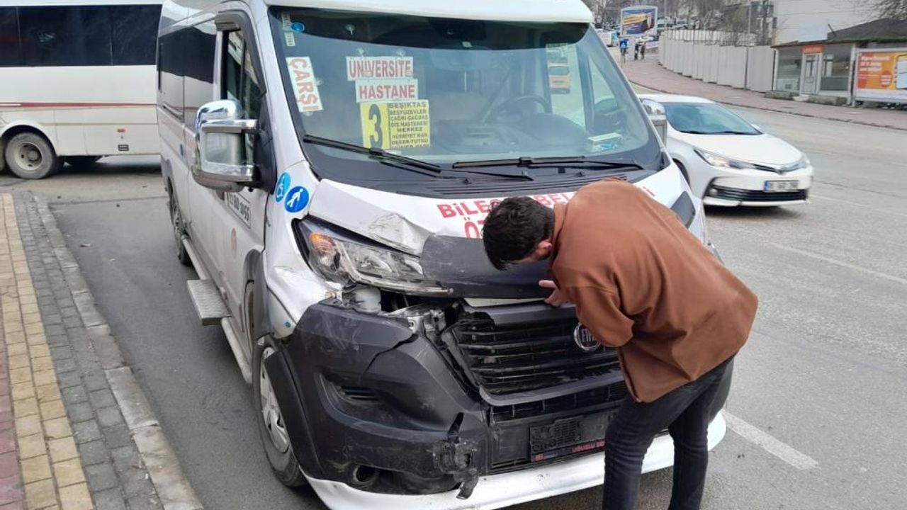 Bilecik'te minibüs ile midibüsün çarpışması sonucu 1 kişi yaralandı