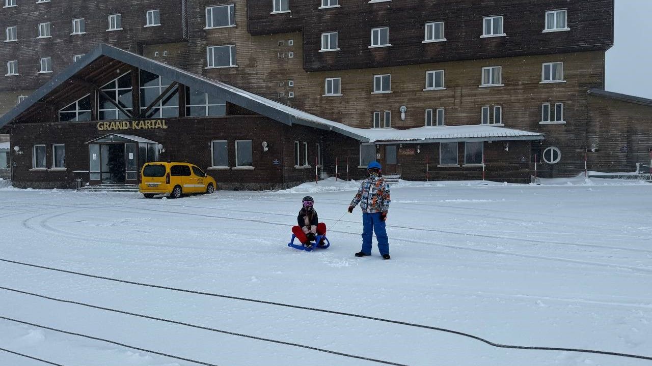 Kartalkaya'da kar kalınlığı 30 santimetreyi buldu