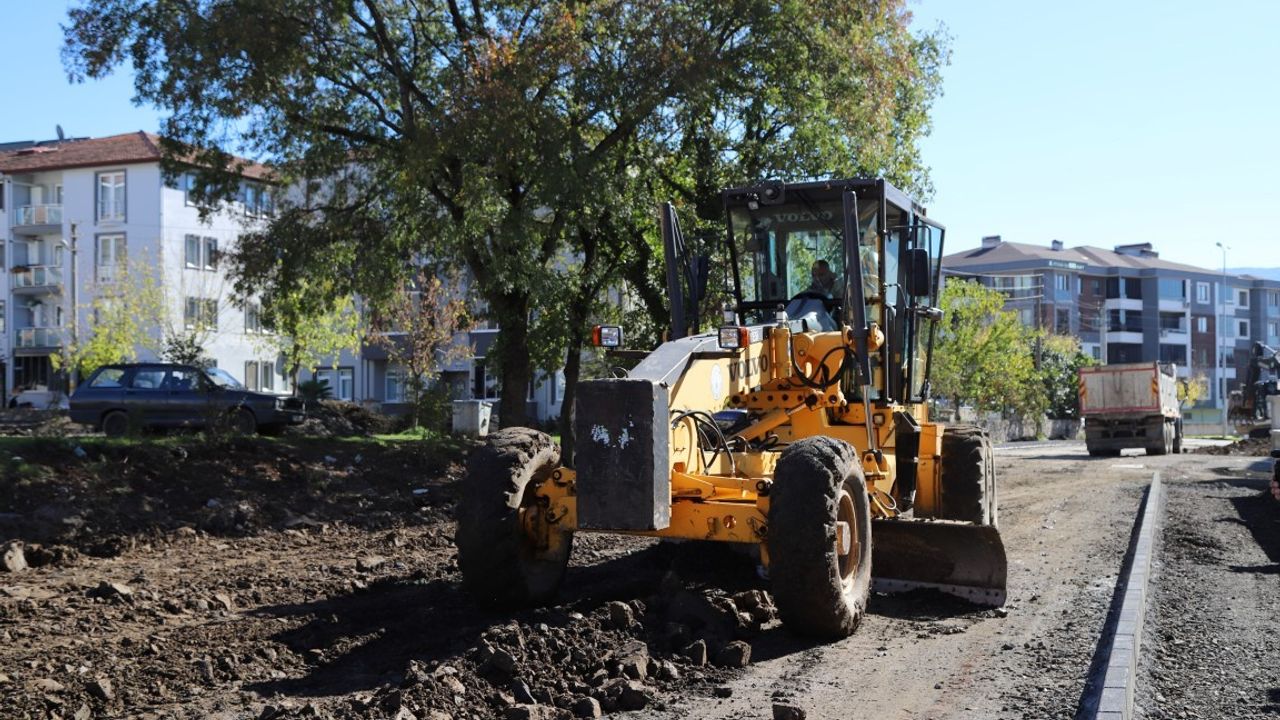 Hendek Yenimahalle'de 4 sokakta hummalı çalışmalar sürüyor