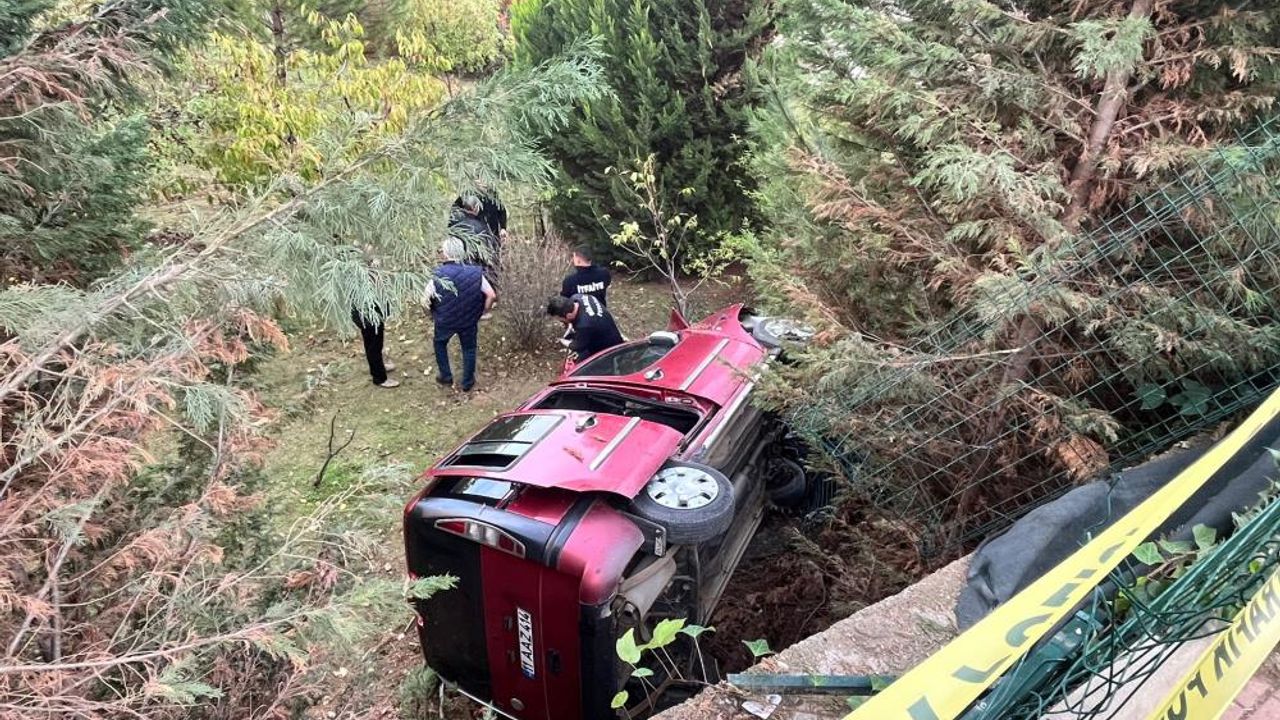 Kontrolden çıkan araç bir evin bahçesine uçtu, 2 kişi yaralandı