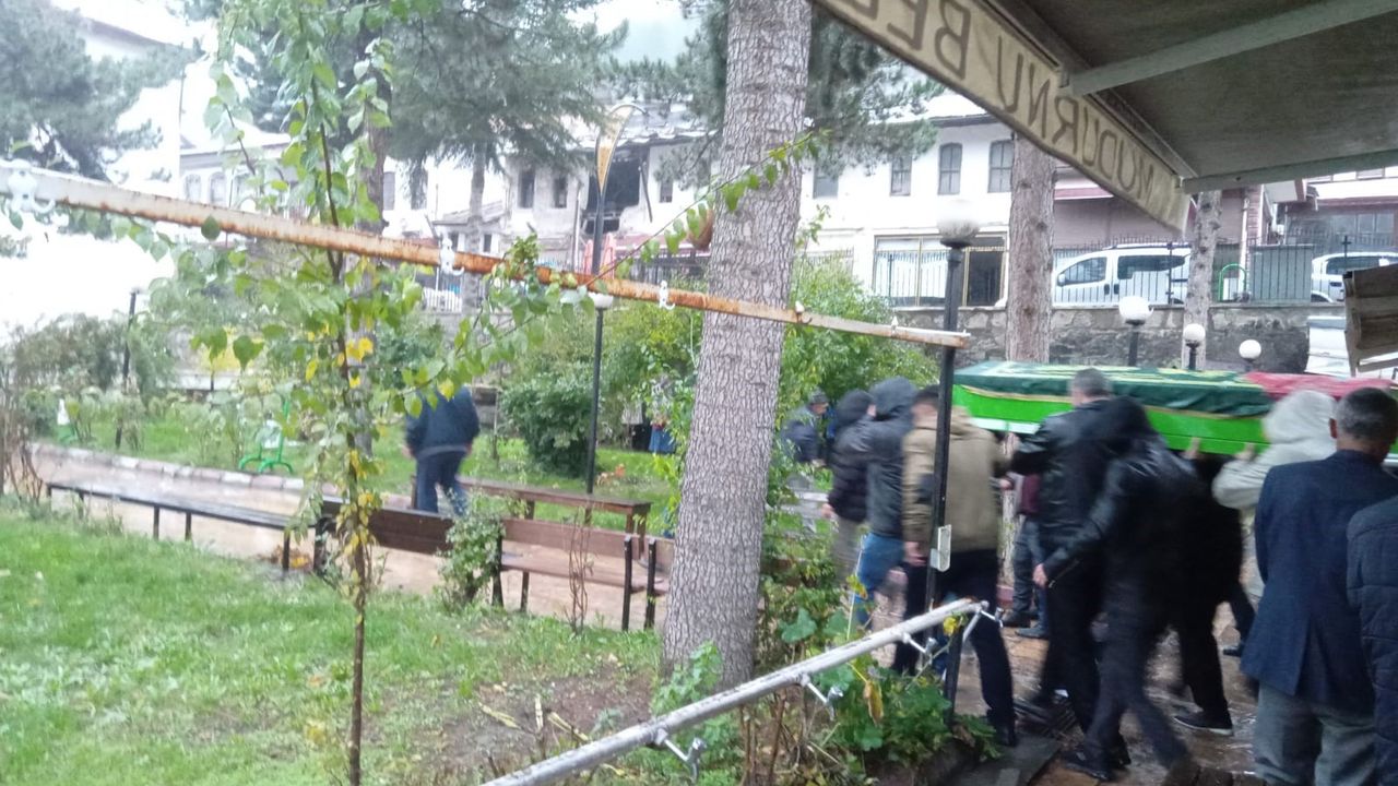 Eşi tarafından öldürülen kadına acı veda