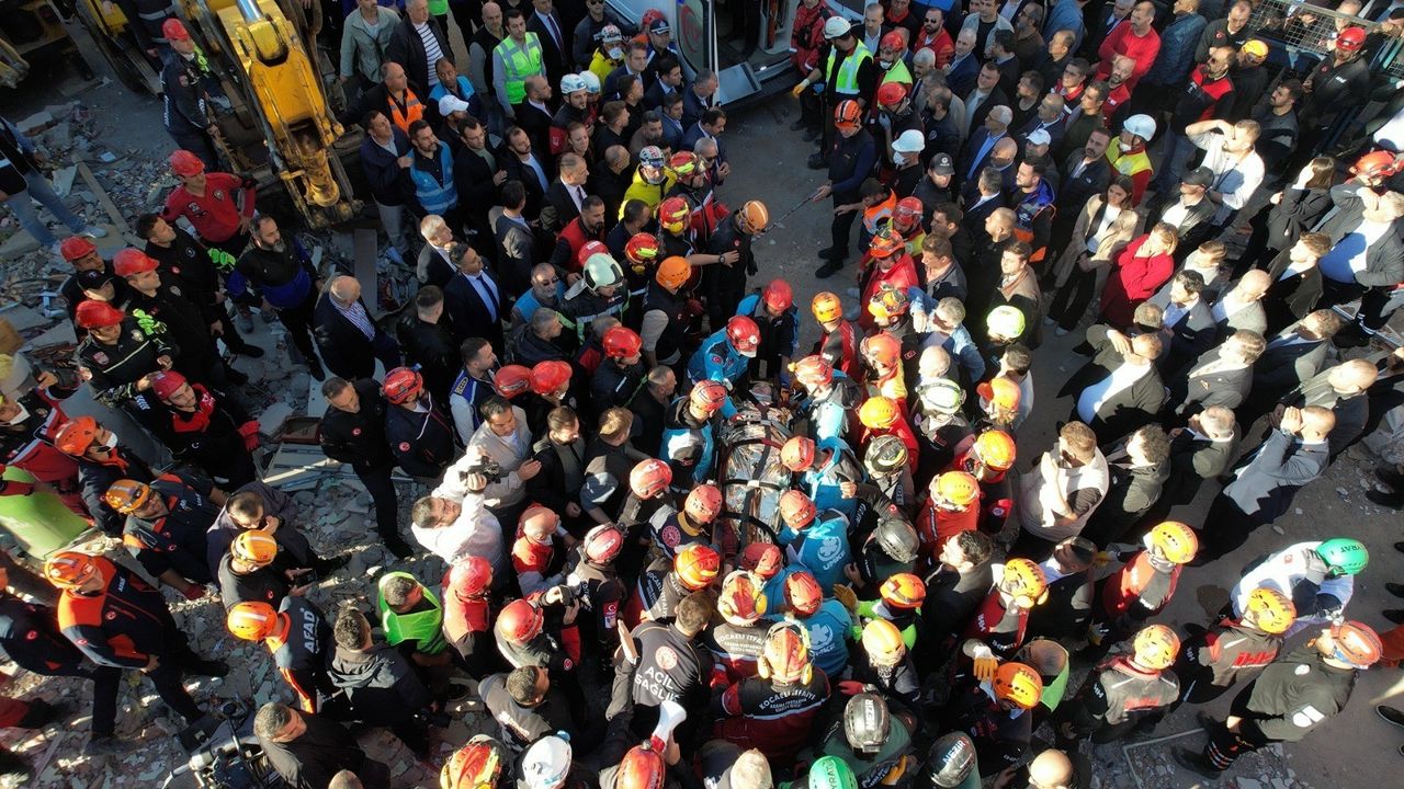 Enkazdan kurtarılan Dilara'dan güzel haber: Sorulara cevap veriyor