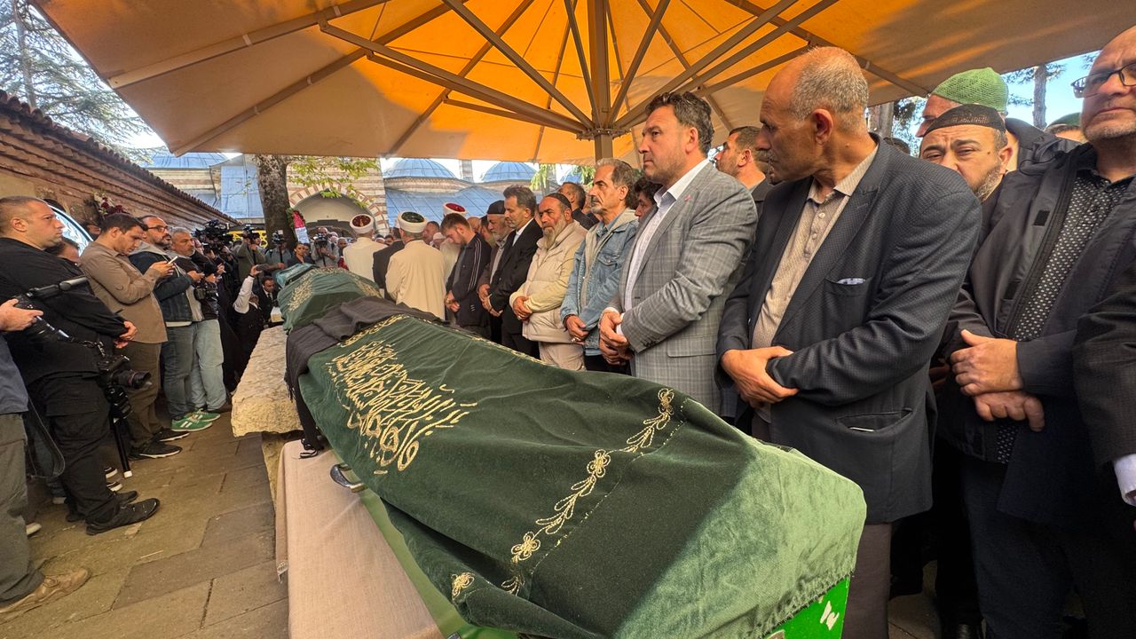 Çöken binada hayatını kaybeden anne, baba ve iki çocuğu toprağa verildi