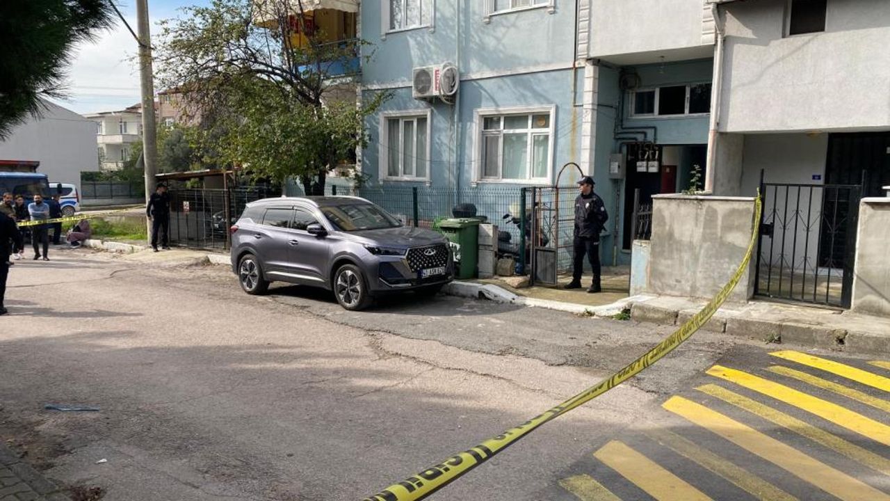 Eşini bıçaklayarak öldürdükten sonra kendini yaraladı