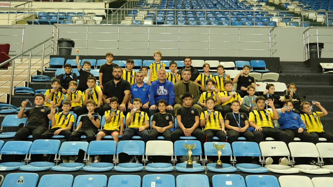 Serdivanlı güreşçilerden Cumhuriyet Bayramı’nda çifte şampiyonluk