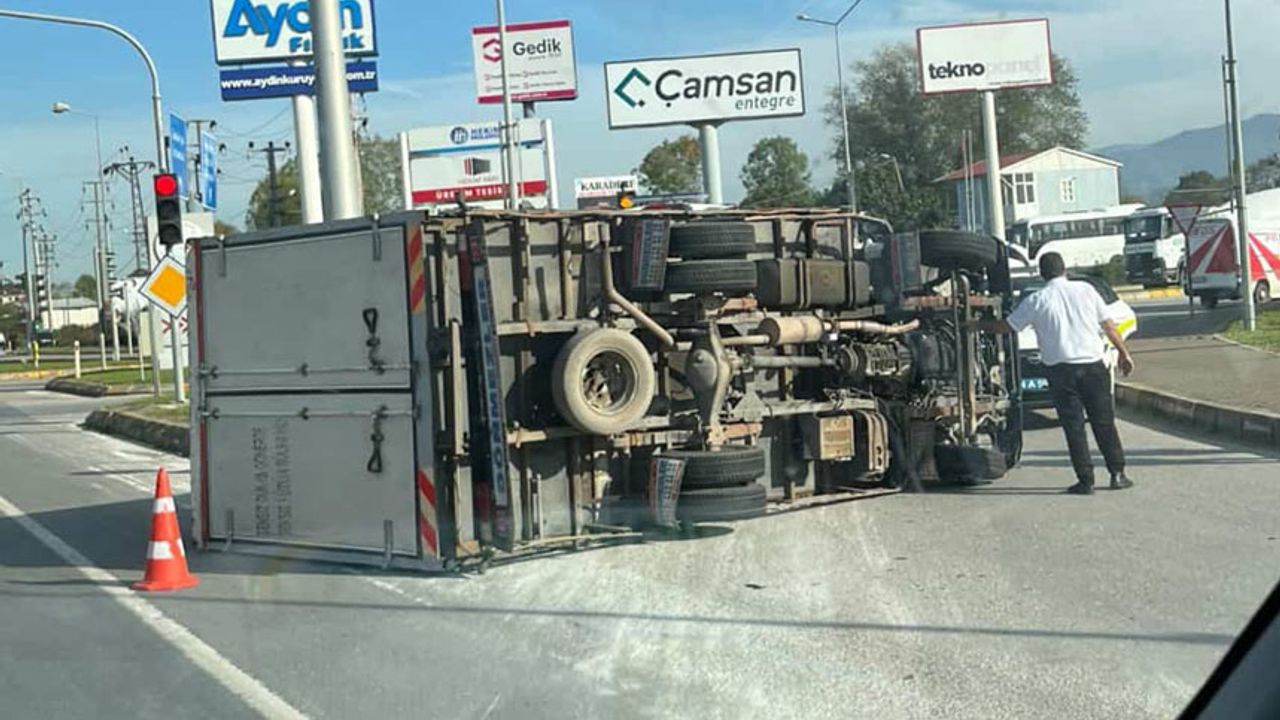 Hendek OSB ışıklarında kamyonet yan yattı