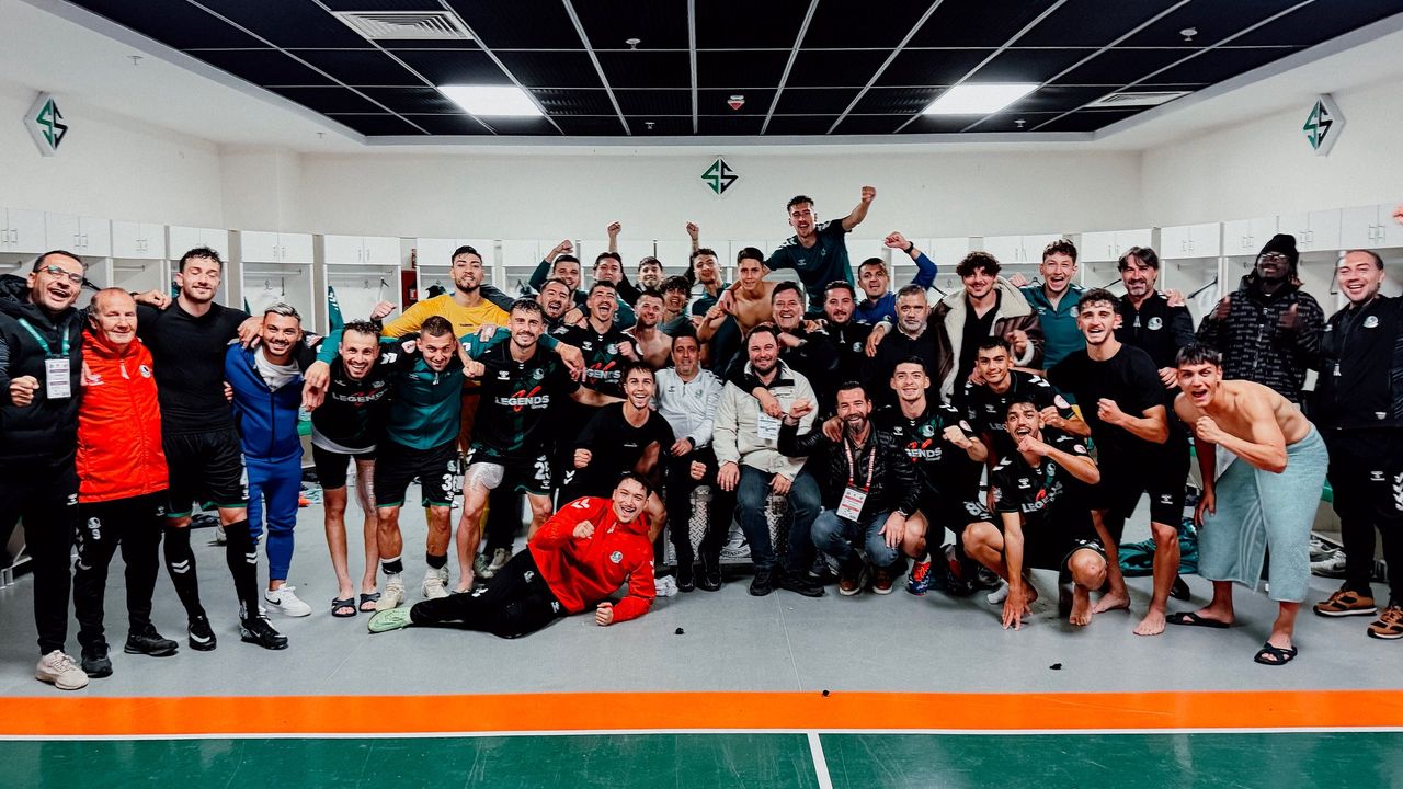 Sakaryaspor'da maç sonu galibiyet pozu