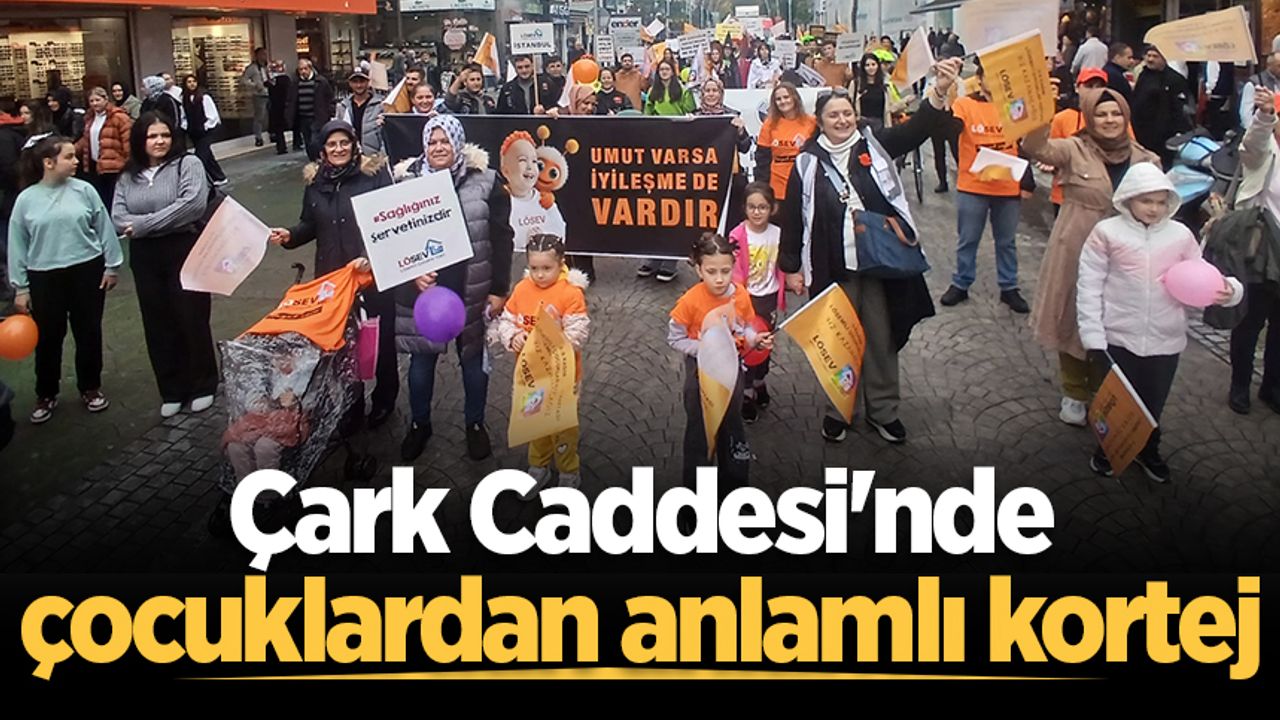 Çark Caddesi'nde çocuklardan anlamlı kortej