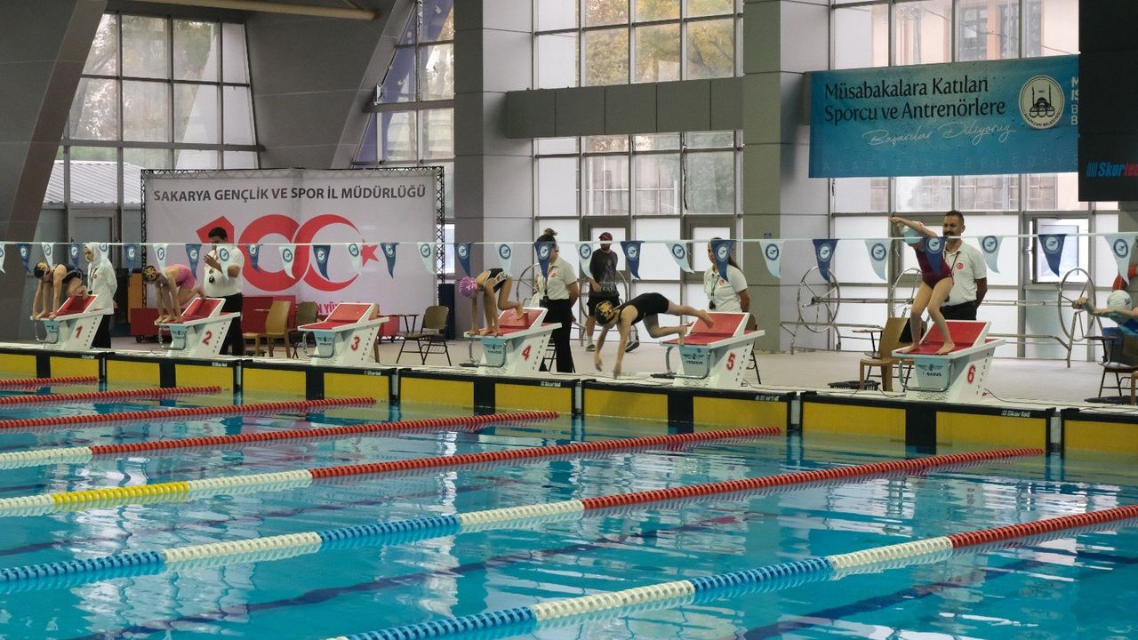 Sapanca’nın minik yüzücülerinden Cumhuriyet coşkusuna yakışan başarılar