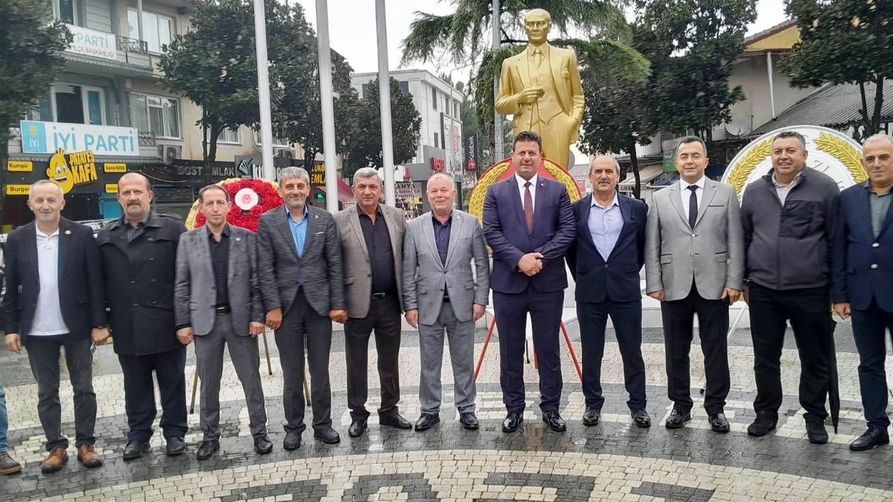 Akyazı’da 29 Ekim Cumhuriyet Bayramı kutlaması çelenk sunumuyla başladı