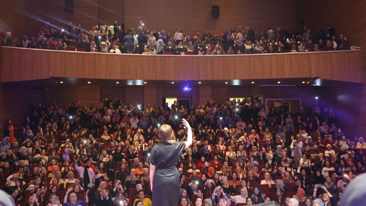 Serdivan Belediyesi Kültür ve Sanat’tan kadınlara özel yeşilçam şarkıları konseri