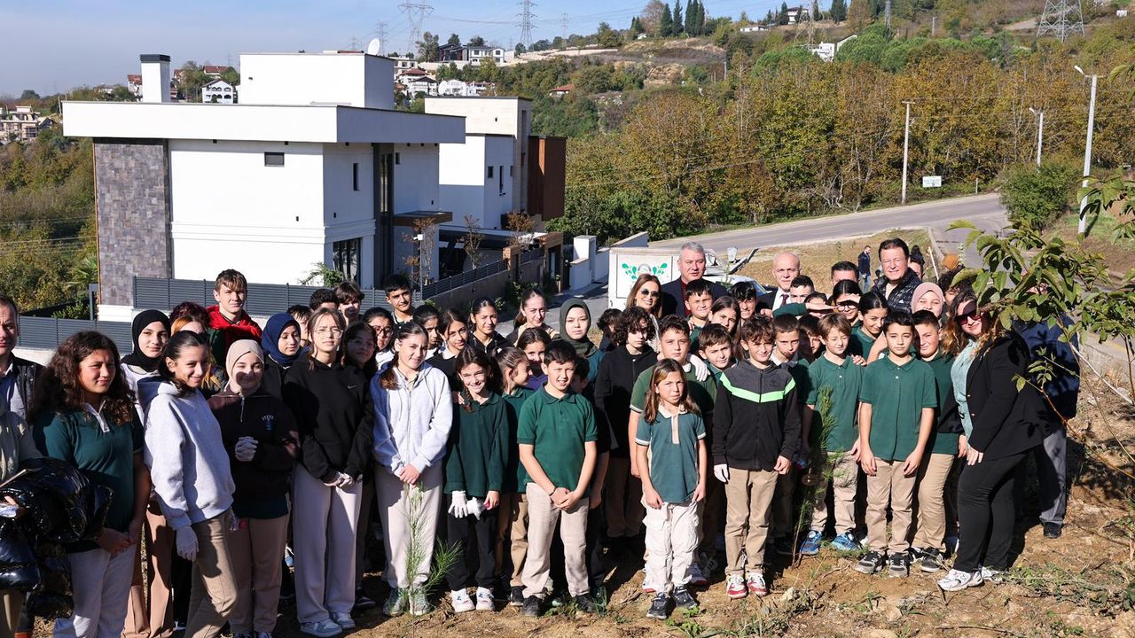 Serdivan’da Milli Ağaçlandırma Günü için fidanlar toprakla buluştu